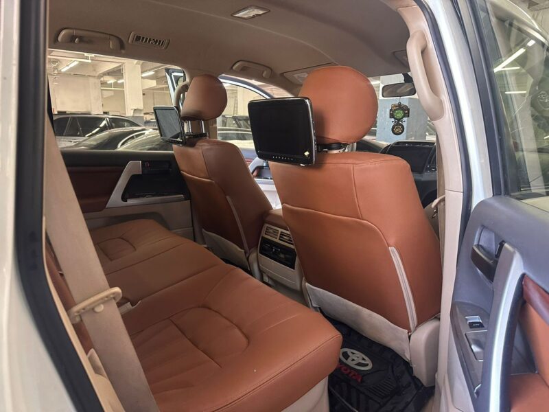 Land cruser v8 disponible pour la location