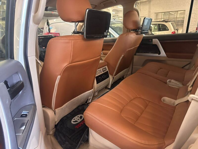 Land cruser v8 disponible pour la location