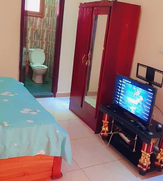 Studio meublé + douche intérieure