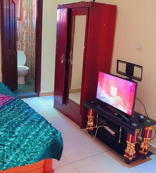 Studio meublé + douche intérieure