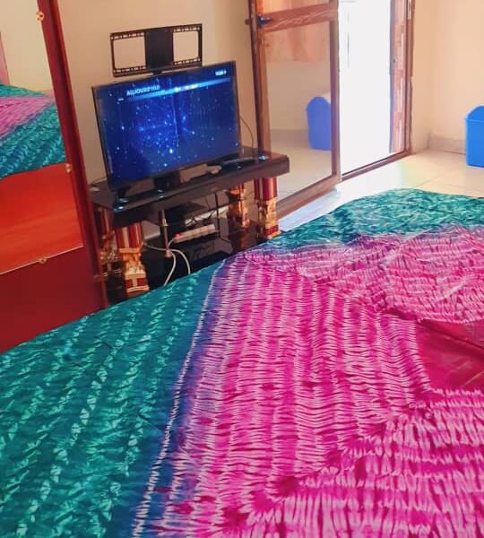 Studio meublé + douche intérieure