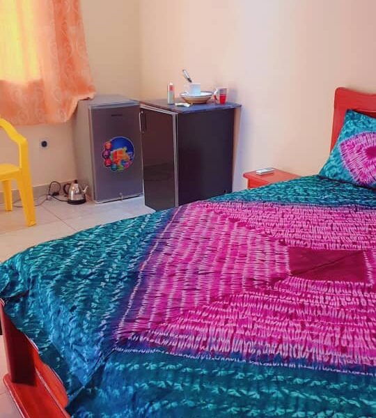 Studio meublé + douche intérieure